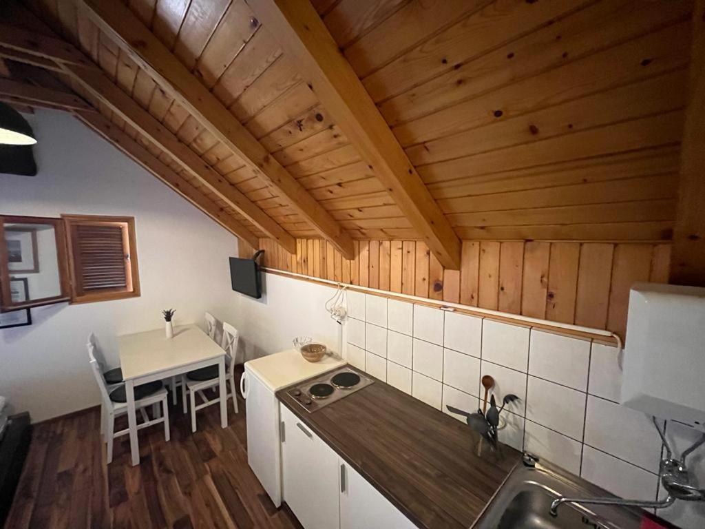 Cesargradska Klet Apartment ตูเฮลย์ ภายนอก รูปภาพ